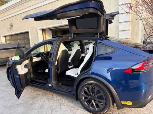 Used 2022 Tesla Model X image 18