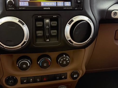 Used 2015 Jeep Wrangler Unlimited Sahara w/ Connectivity Group image 16