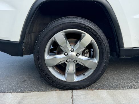 Used 2013 Jeep Grand Cherokee Overland w/ Advance Technology Group image 11