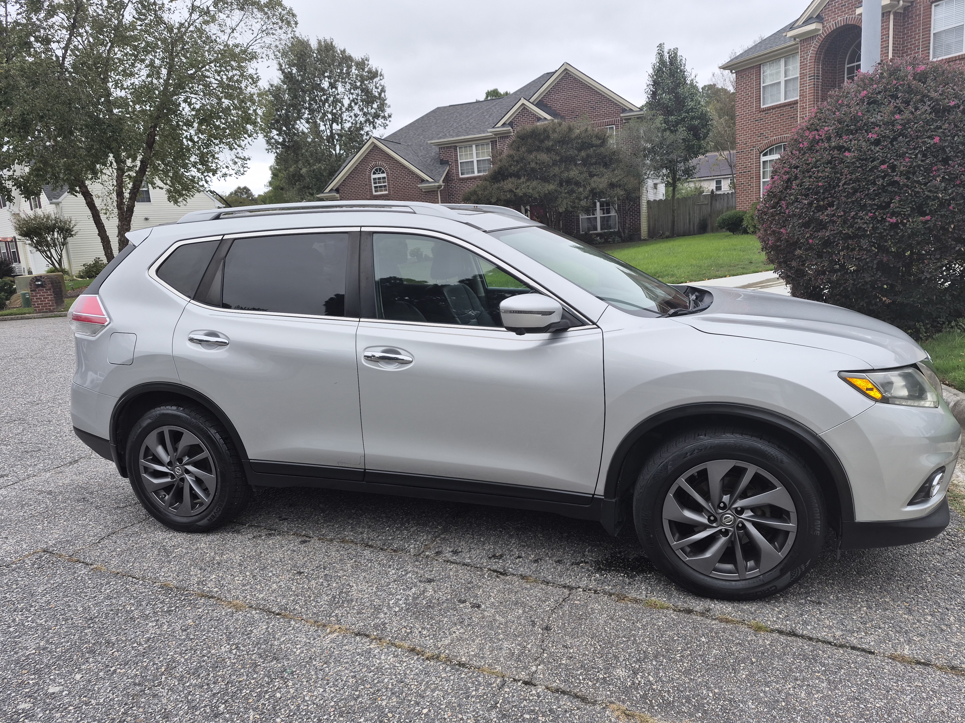 Used 2016 Nissan Rogue SL w/ SL Premium Package FWD image 5