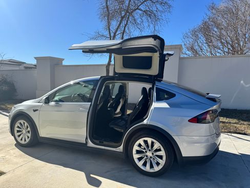 Used 2016 Tesla Model X 75D image 1