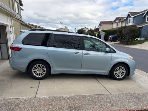Used 2017 Toyota Sienna XLE w/ XLE Navigation Package image 6