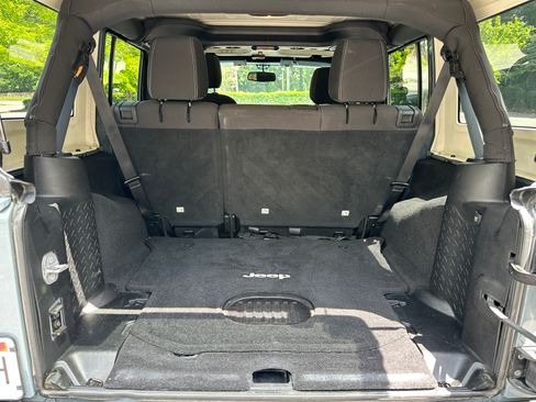 Used 2015 Jeep Wrangler Unlimited Sahara w/ Connectivity Group AWD/4WD image 16