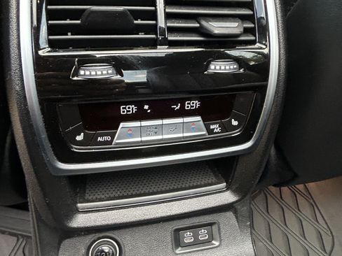 Used 2020 BMW X7 xDrive40i w/ M Sport Package AWD/4WD image 26