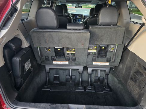 Used 2017 Toyota Sienna SE image 10