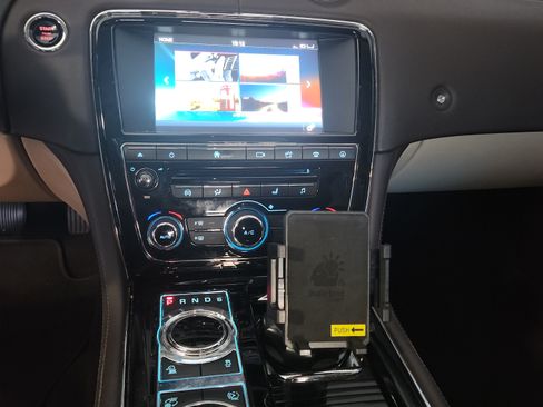 Used 2016 Jaguar XJ R-Sport image 11