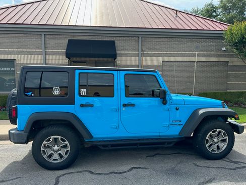 Used 2018 Jeep Wrangler Unlimited Sport w/ Connectivity Group image 2