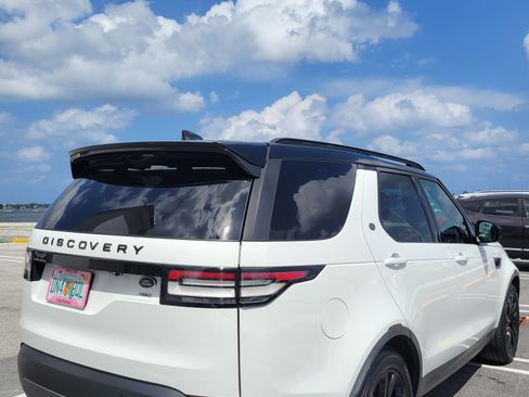 Used 2019 Land Rover Discovery SE image 9