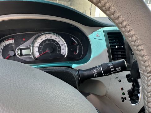 Used 2013 Toyota Sienna SE FWD image 9