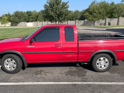 Used 2000 Nissan Frontier XE image 2