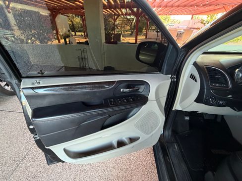 Used 2014 Chrysler Town & Country Touring image 13