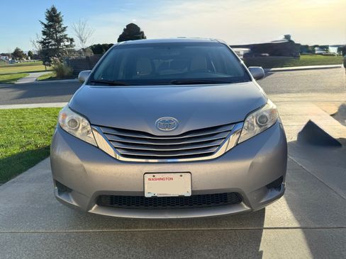 Used 2017 Toyota Sienna LE image 1