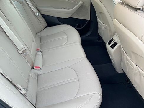Used 2016 Hyundai Sonata Limited w/ Option Group 04 FWD image 12
