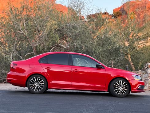 Used 2016 Volkswagen Jetta Sport FWD image 4