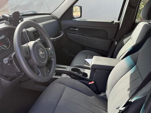 Used 2011 Jeep Liberty Sport image 9