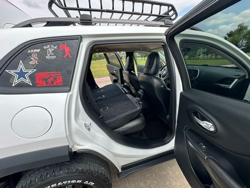 Used 2016 Jeep Cherokee Trailhawk w/ Leather Interior Group AWD/4WD image 18