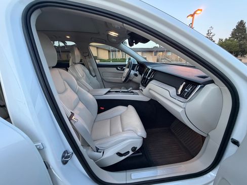 Used 2023 Volvo XC60 B5 Ultimate w/ Climate Package FWD image 10