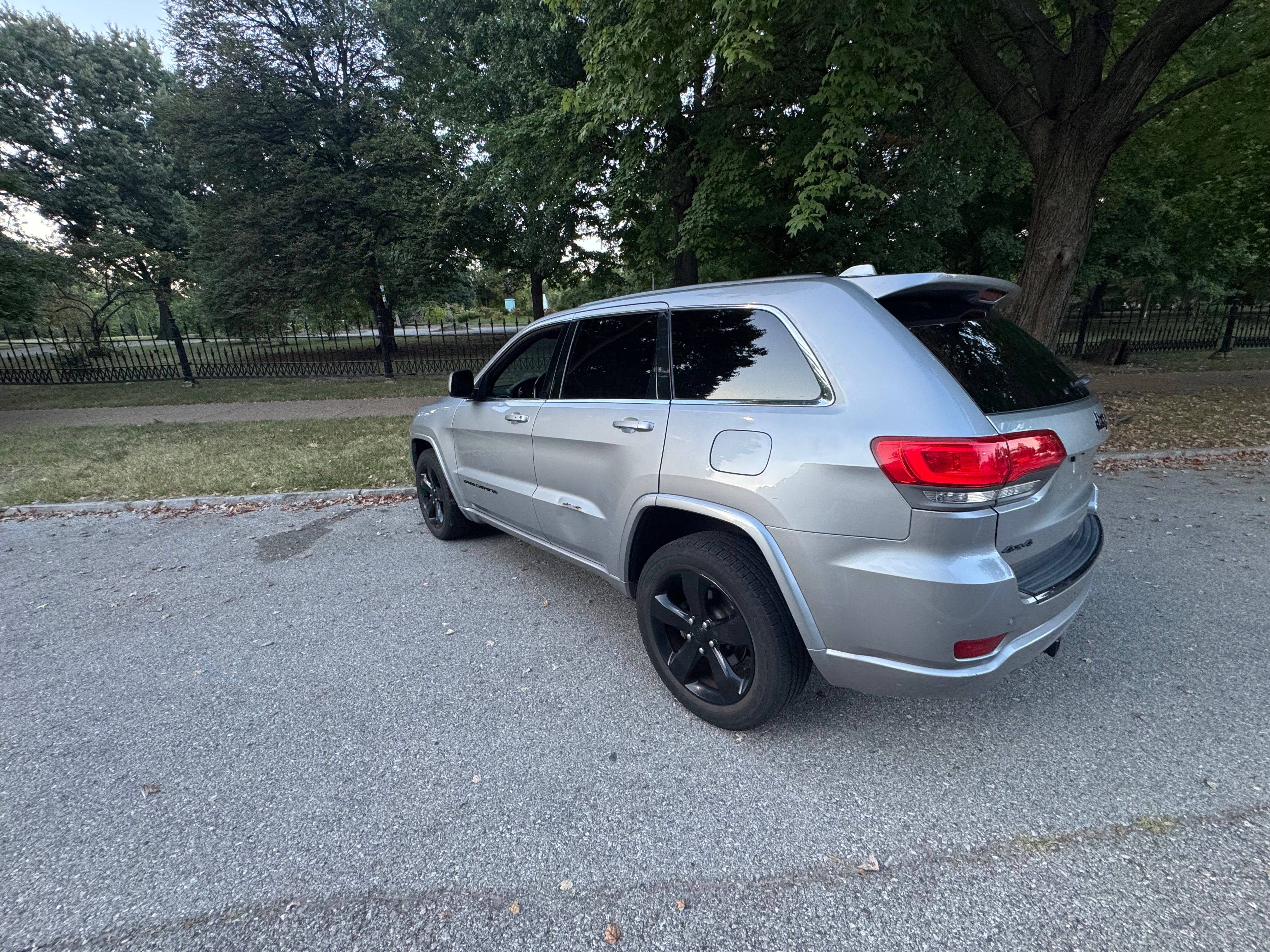 Used 2015 Jeep Grand Cherokee Altitude AWD/4WD image 9
