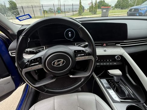 Used 2022 Hyundai Elantra Limited image 2