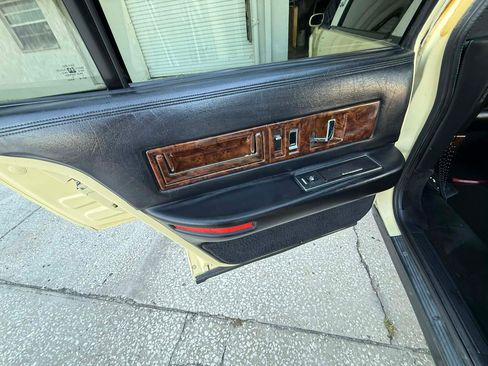 Used 1993 Cadillac Fleetwood Sedan RWD image 30