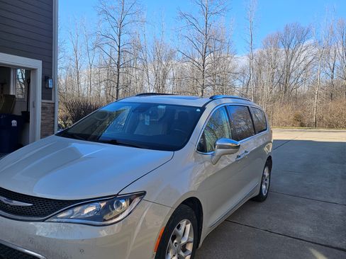 Used 2020 Chrysler Pacifica Limited image 1