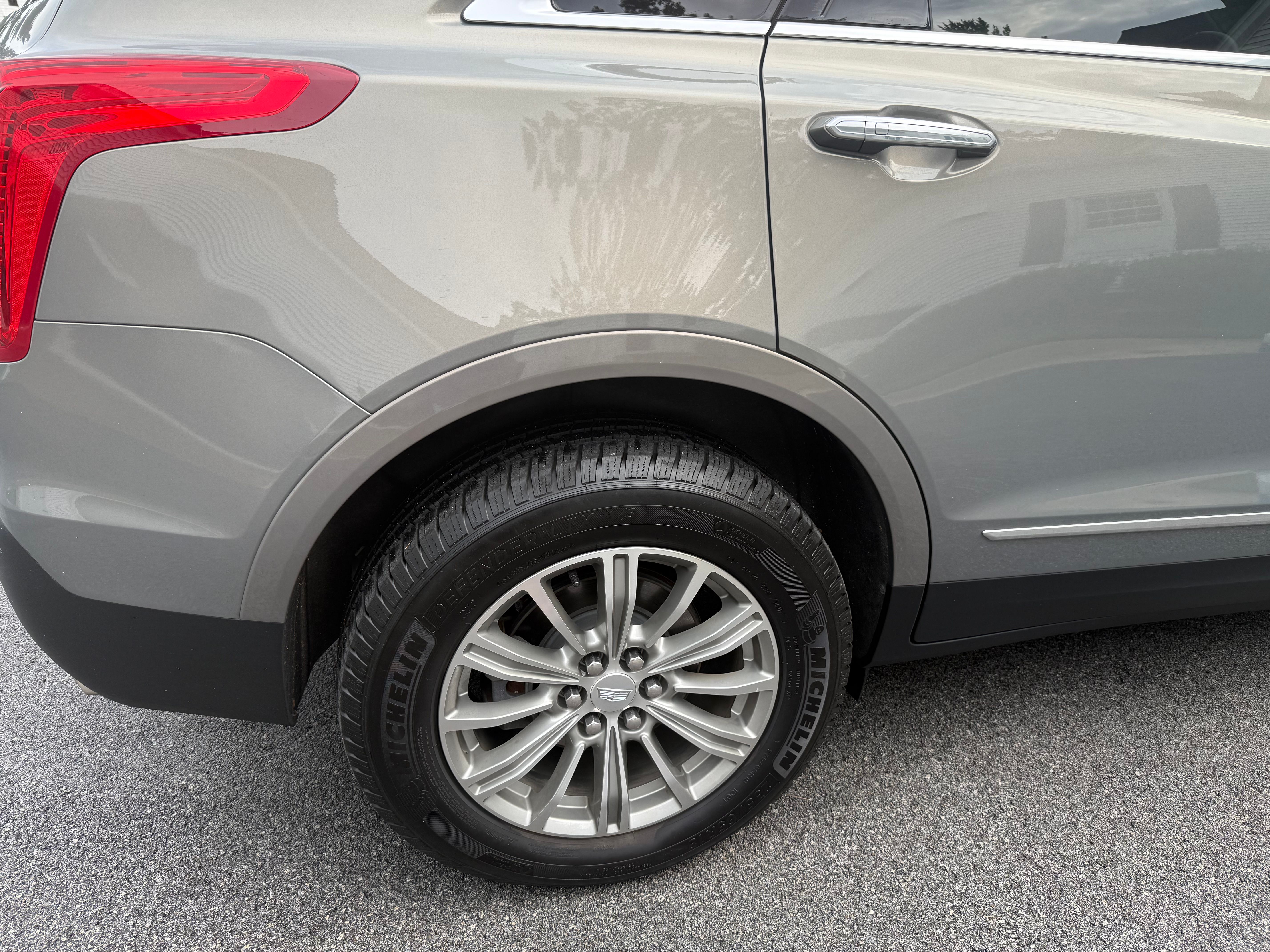 Used 2017 Cadillac XT5 Luxury w/ Driver Awareness Package AWD/4WD image 2