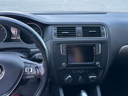 Used 2017 Volkswagen Jetta SE image 5