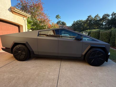 Used 2024 Tesla Cybertruck AWD Crew Cab image 4