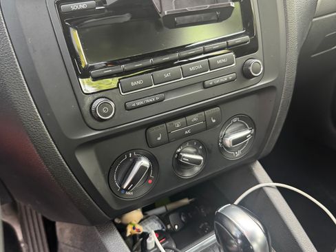 Used 2015 Volkswagen Jetta SE image 9