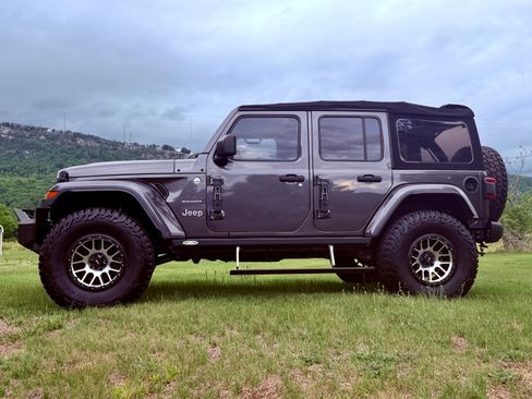 Used 2018 Jeep Wrangler Unlimited Sahara w/ Cold Weather Group AWD/4WD image 6