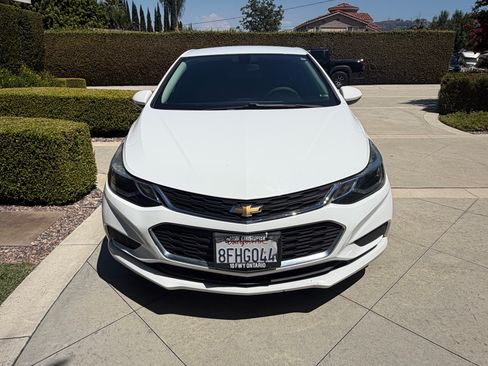 Used 2018 Chevrolet Cruze LT w/ Convenience Package FWD image 2