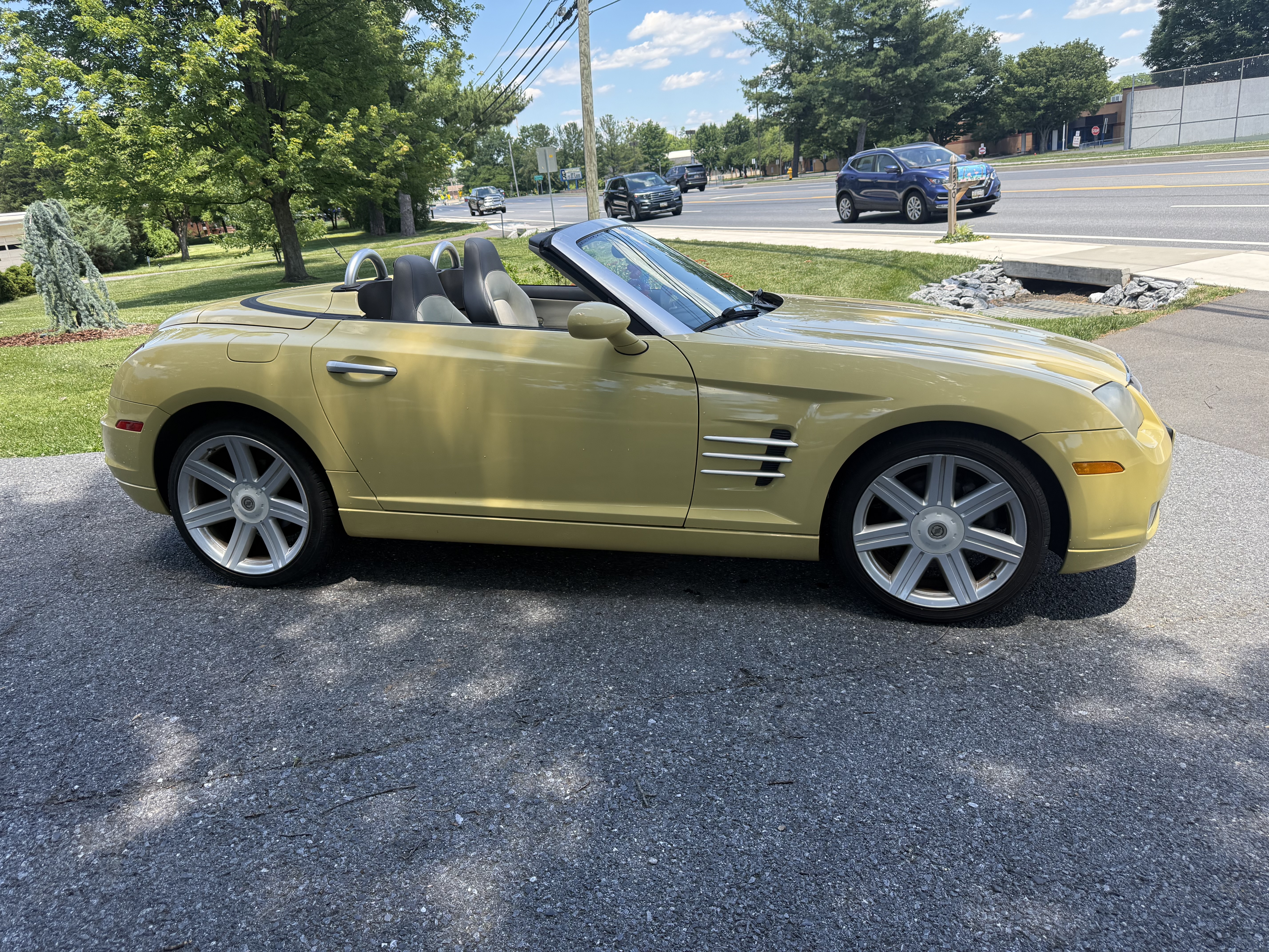 Used 2005 Chrysler Crossfire Limited RWD image 2