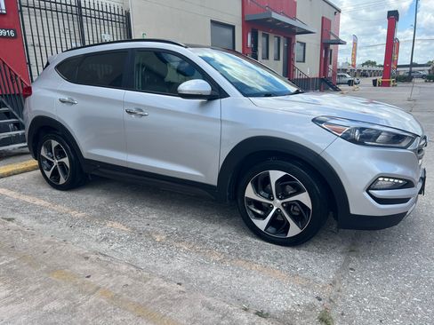 Used 2016 Hyundai Tucson Limited w/ Option Group 03 FWD image 2