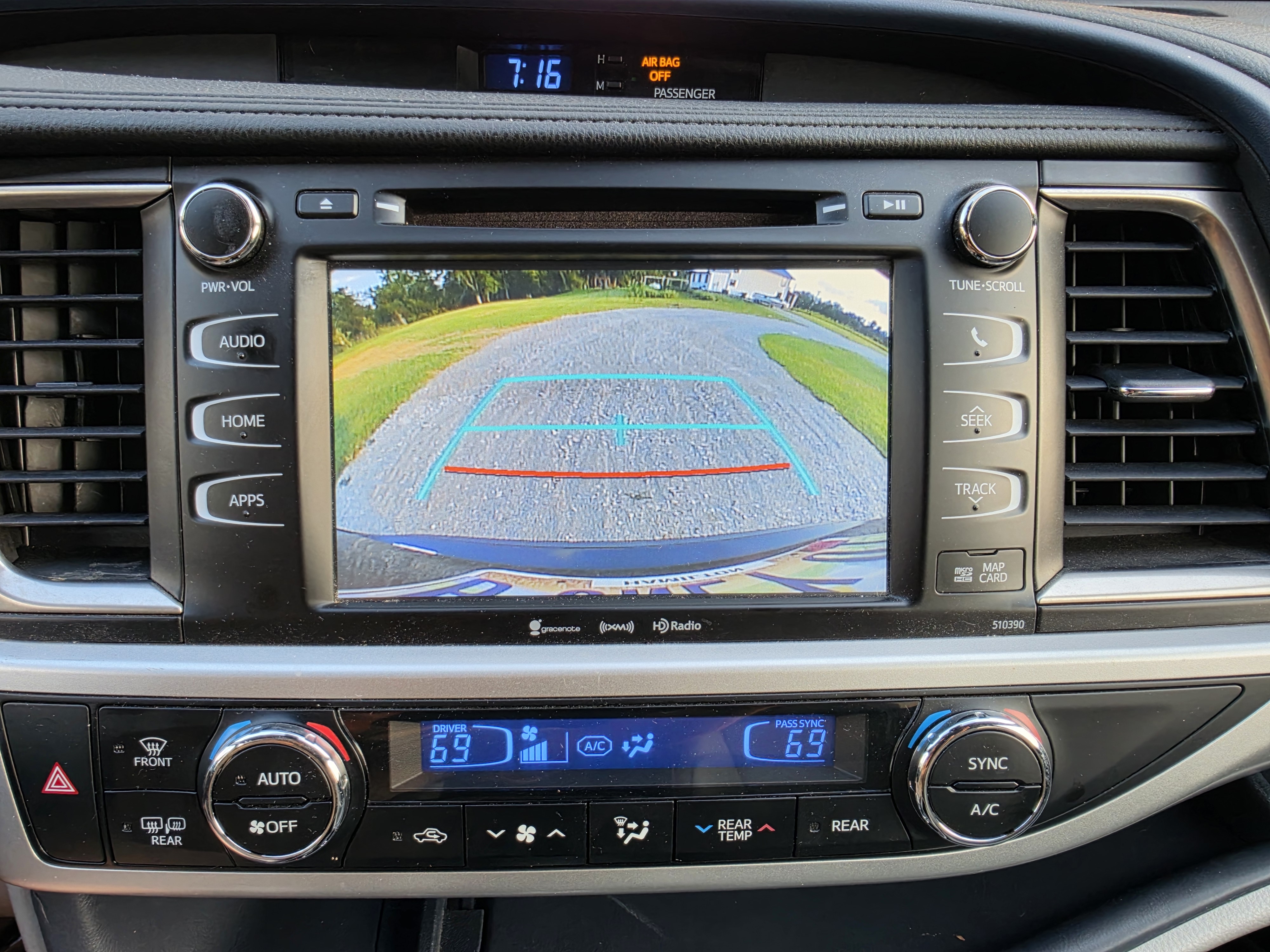 Used 2019 Toyota Highlander XLE AWD/4WD image 16