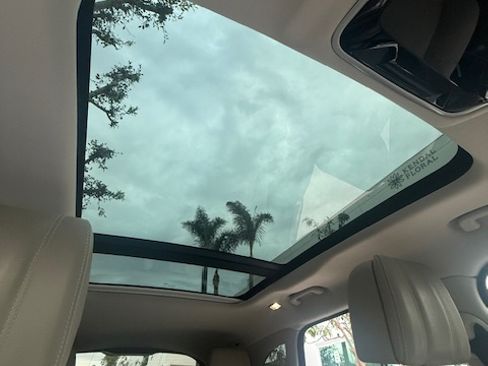 Used 2019 Land Rover Range Rover Velar S image 2