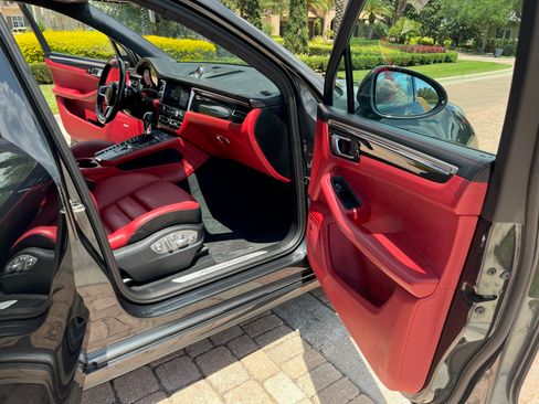 Used 2020 Porsche Macan Turbo image 21