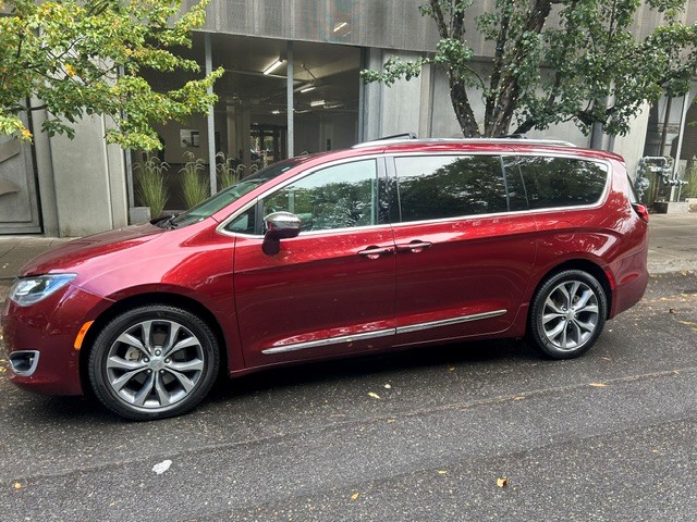 Used 2018 Chrysler Pacifica Limited w/ Tire & Wheel Group FWD image 9