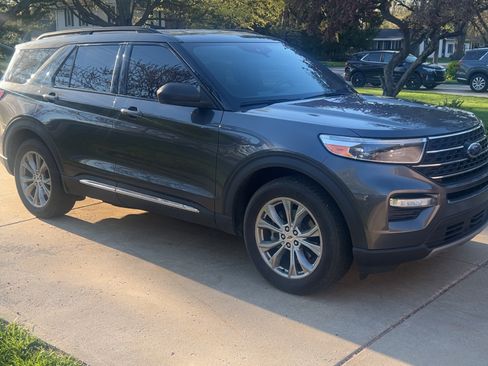 Used 2020 Ford Explorer XLT w/ Equipment Group 202A AWD/4WD image 2