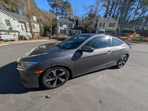 Used 2017 Honda Civic Touring image 12