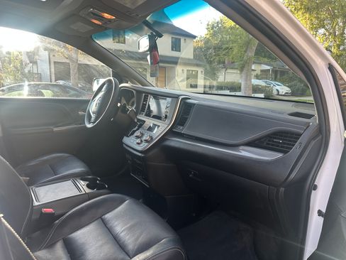 Used 2015 Toyota Sienna SE Premium image 4