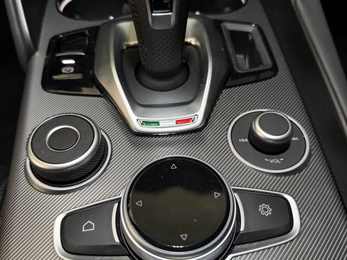 Used 2023 Alfa Romeo Giulia Veloce RWD image 13