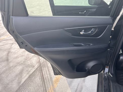 Used 2018 Nissan Rogue SV image 22