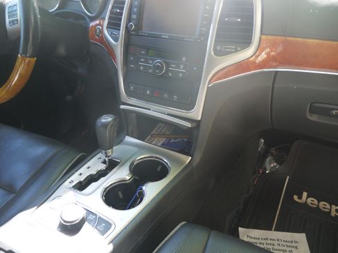 Used 2012 Jeep Grand Cherokee Overland AWD/4WD image 10