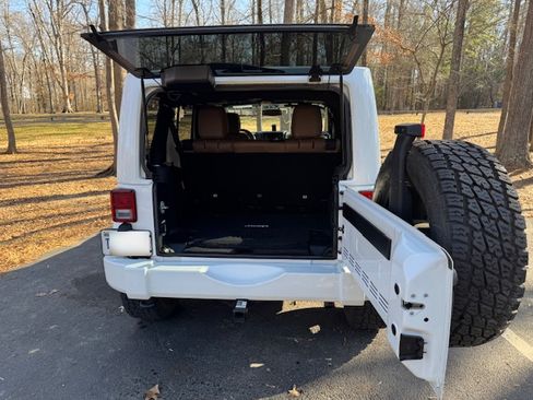 Used 2016 Jeep Wrangler Unlimited Sahara w/ Connectivity Group image 10