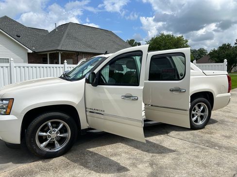 Used 2013 Chevrolet Avalanche LTZ image 21