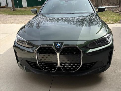 Used 2023 BMW i4 eDrive40 w/ Premium Package image 9