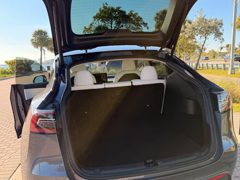 Used 2022 Tesla Model Y Long Range image 6