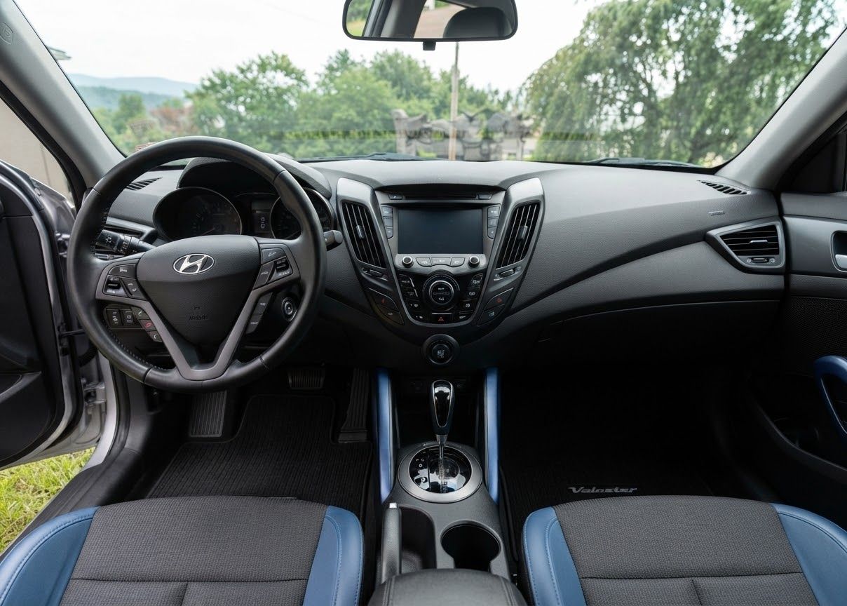 Used 2014 Hyundai Veloster Turbo w/ Turbo Technology Package 04 FWD image 2