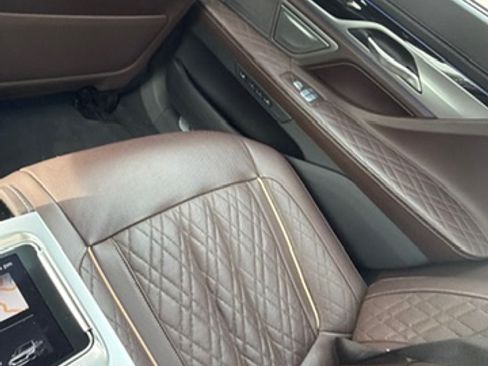 Used 2022 BMW 750i xDrive w/ Luxury Rear Seating Package image 17