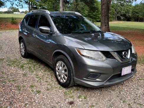 Used 2016 Nissan Rogue S w/ Appearance Package AWD/4WD image 2
